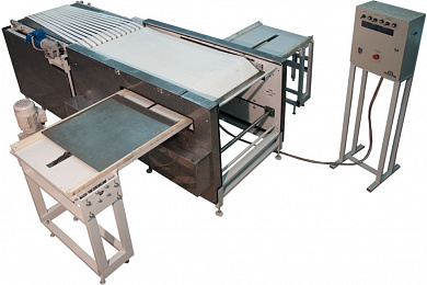 Automatic stacker of products on a baking sheet